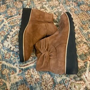 Like new fabric upper Clark’s platform booties